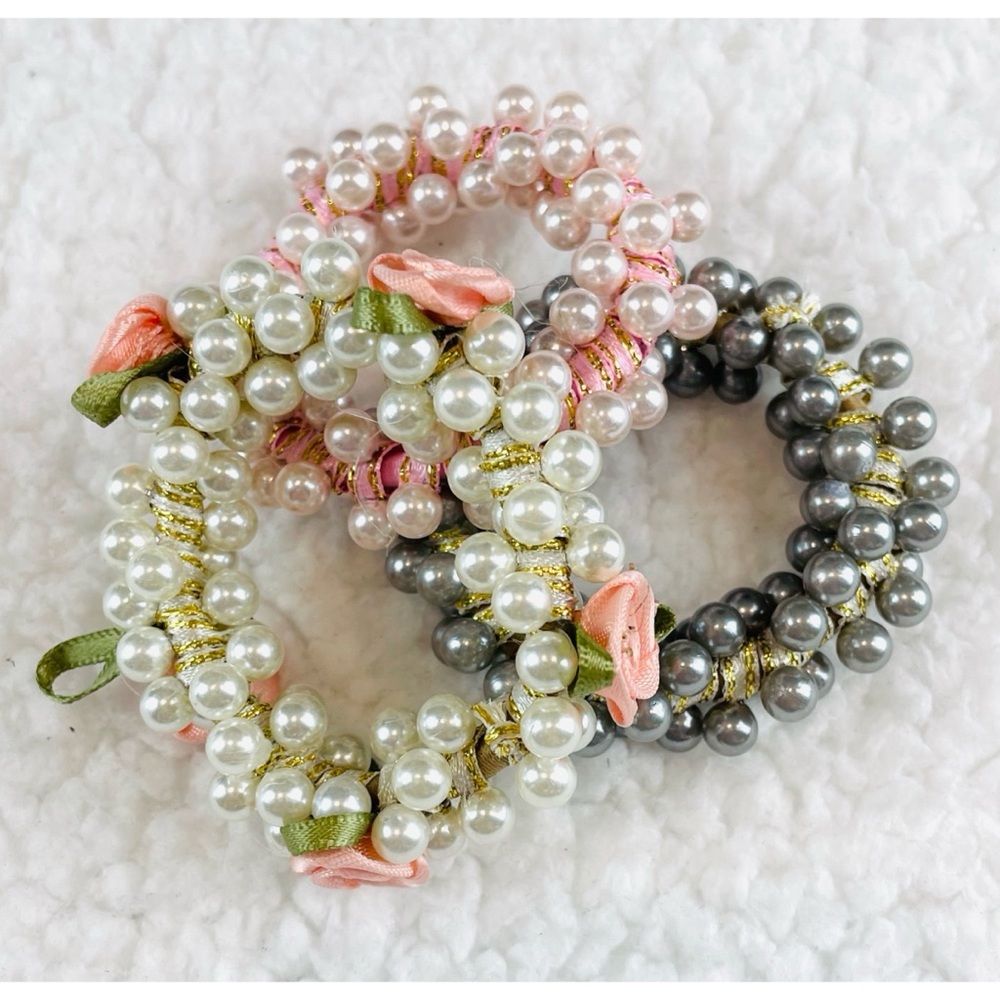 (NWOT) 3-Piece Pearl and Flower Hair Tie Set - Picture 2 of 13